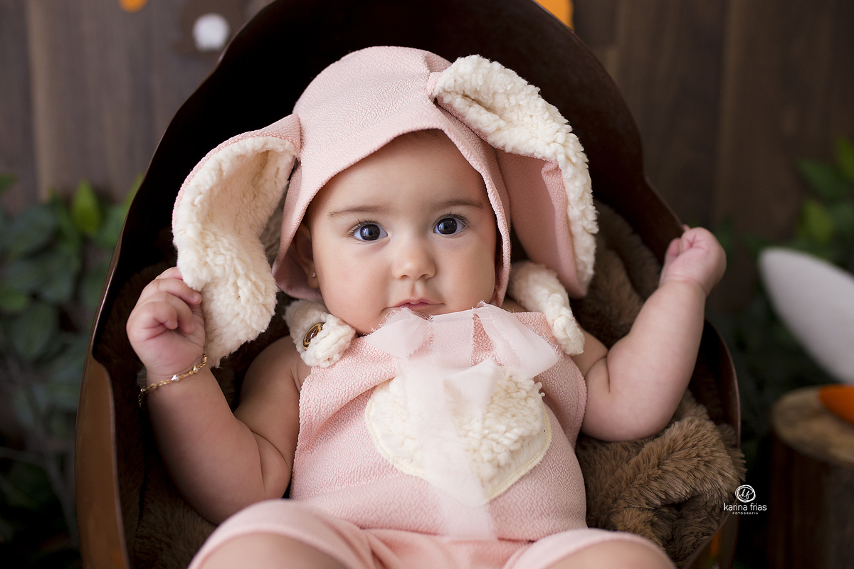 a menina esta dentro do ovo para a sessão de pascoa