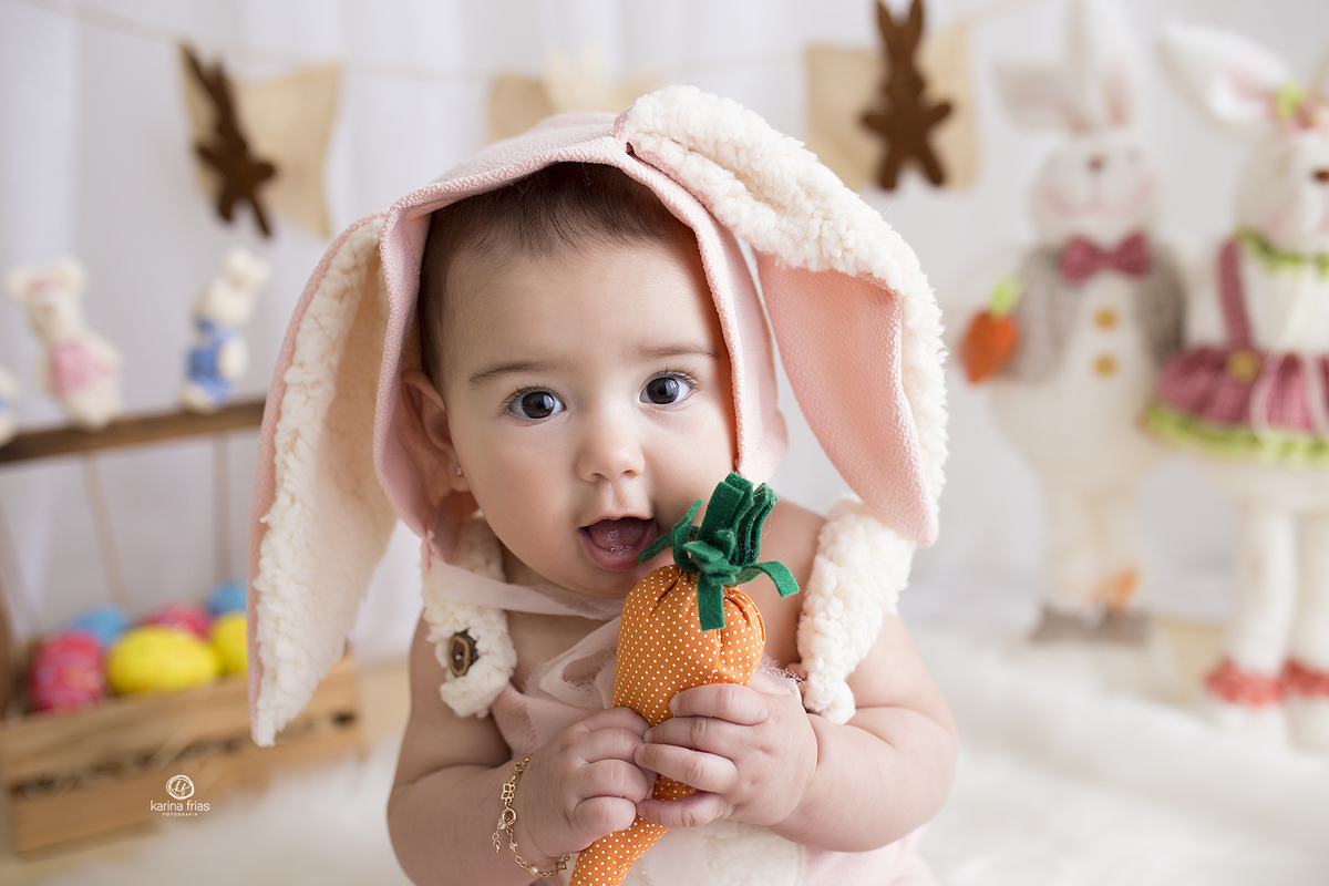 no ensaio infantil, a menina segura a cenoura