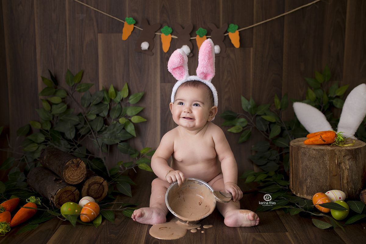 a menina segura o pote com chocolate na sessão de pascoa