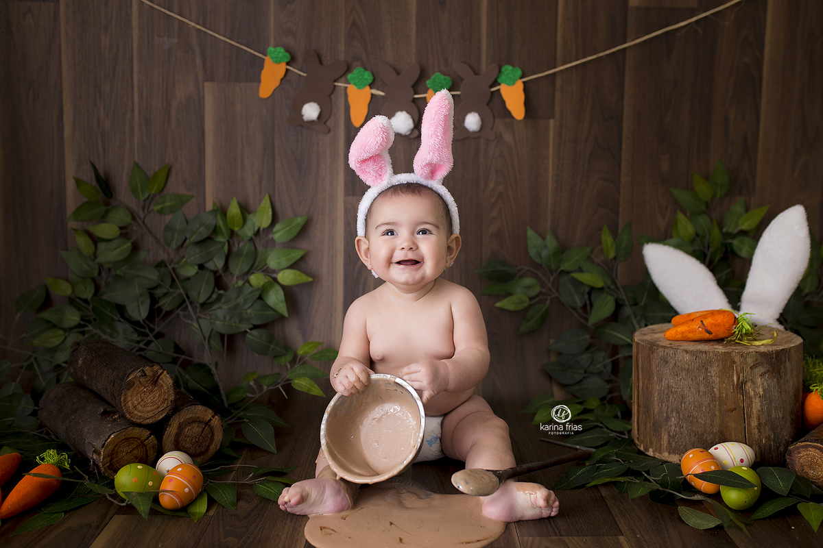 no ensaio infantil, a criança derruba o chocolate do pote