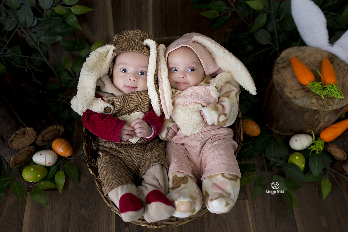 os irmaos estao deitados para as fotos de pascoa