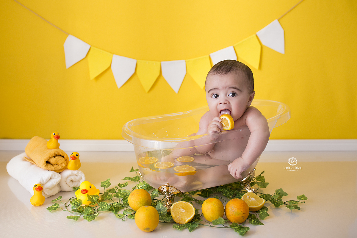 no ensaio infantil o bebe come a fruta