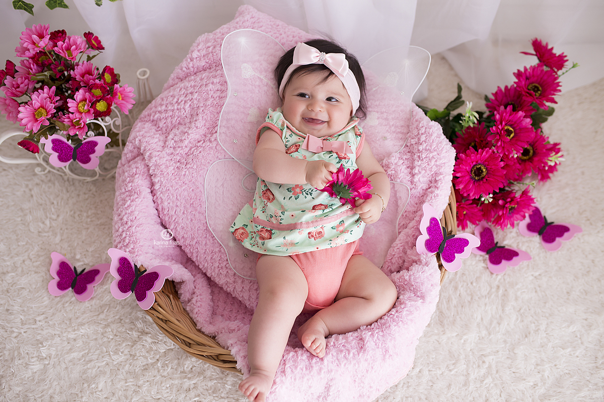 no acompanhamento mensal a bebe sorri para as fotos