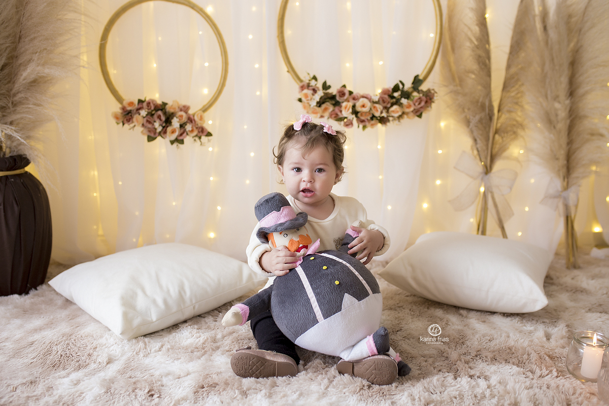 a menina sorri para a fotografa de bebes de caxias do sul-rs