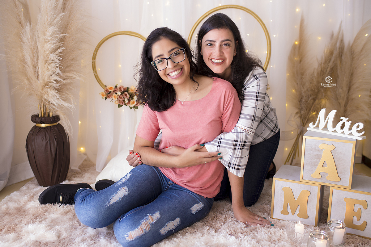 a mae abraça a filha no ensaio em estudio