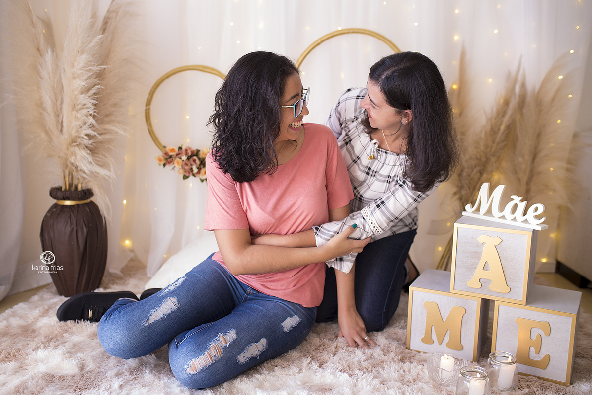 mae e filha se olham durante as fotos de dia das maes