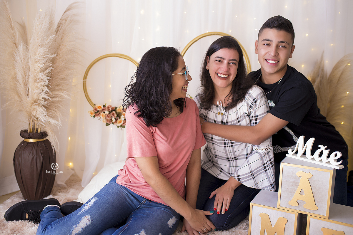 no ensaio de dia das maes, os filhos sorriem para a mae