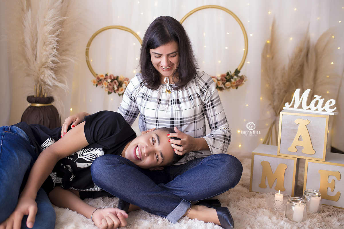 a mae faz cafuné no filho para as fotos de familia