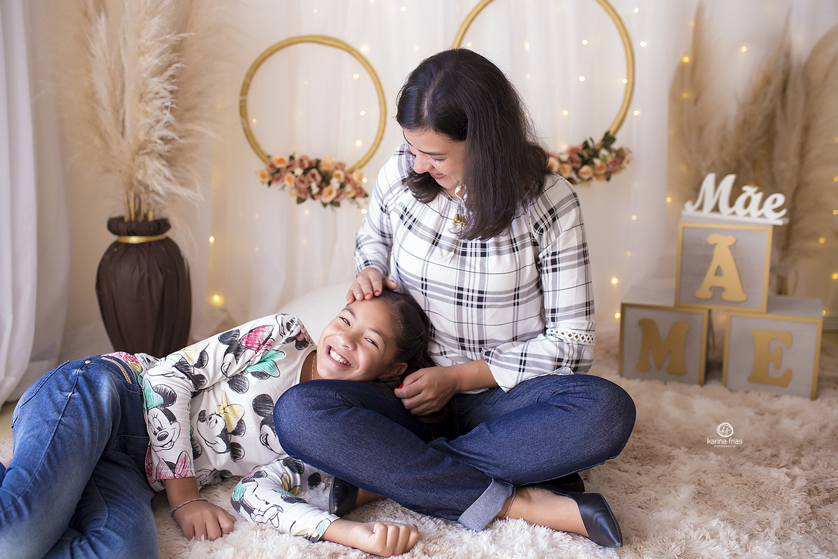 a avo faz carinho na neta