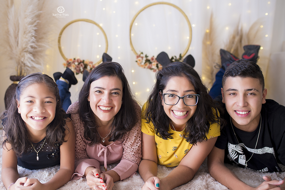 a familia olha para a fotografa de caxias do sul, karina frias