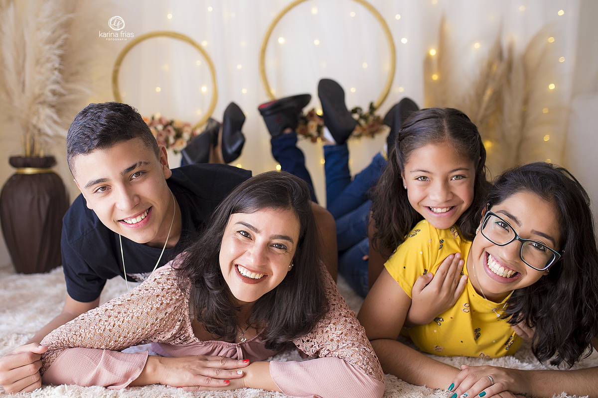 a familia sorri para a fotografa de familia de caxias do sul