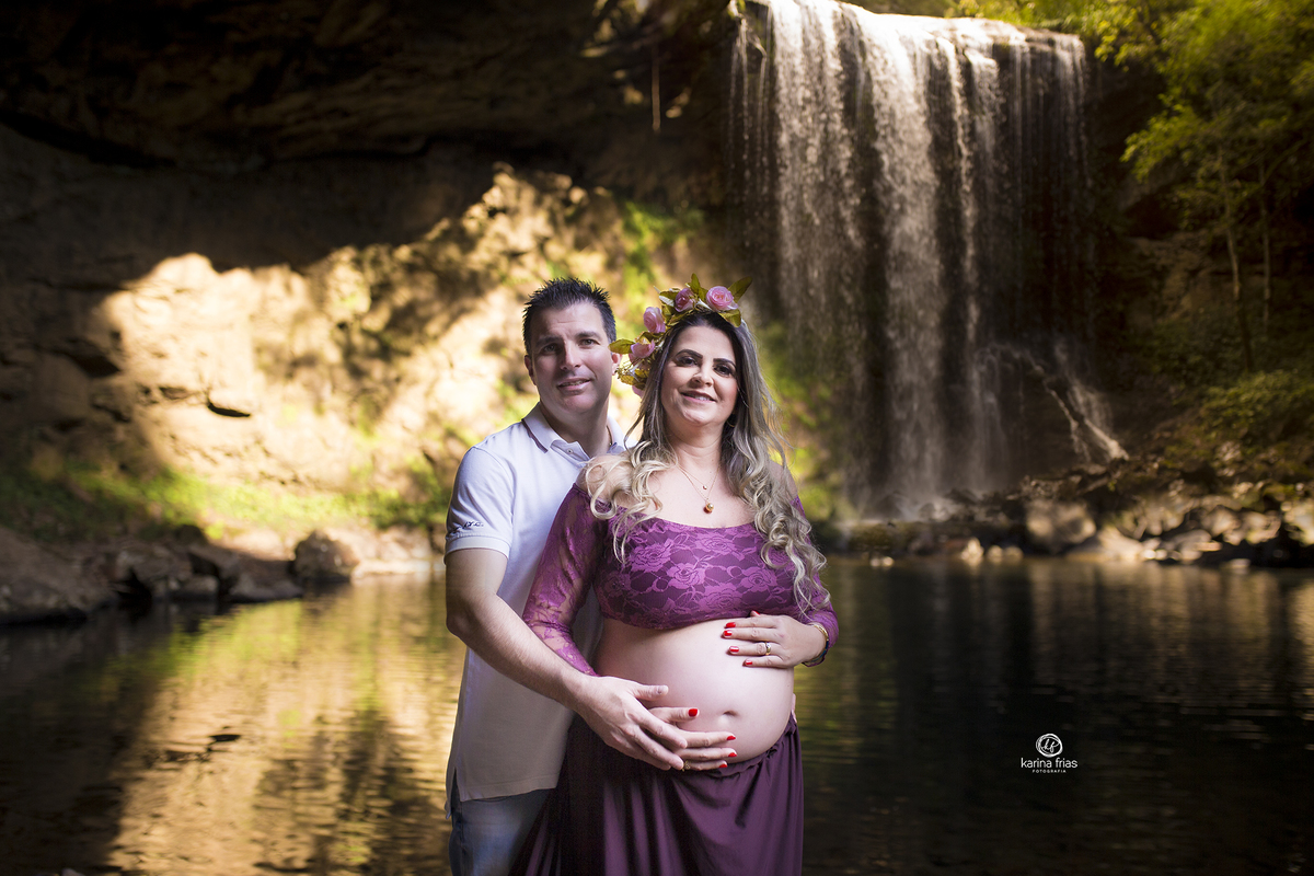 os pais se abraçam no ensaio de gestante