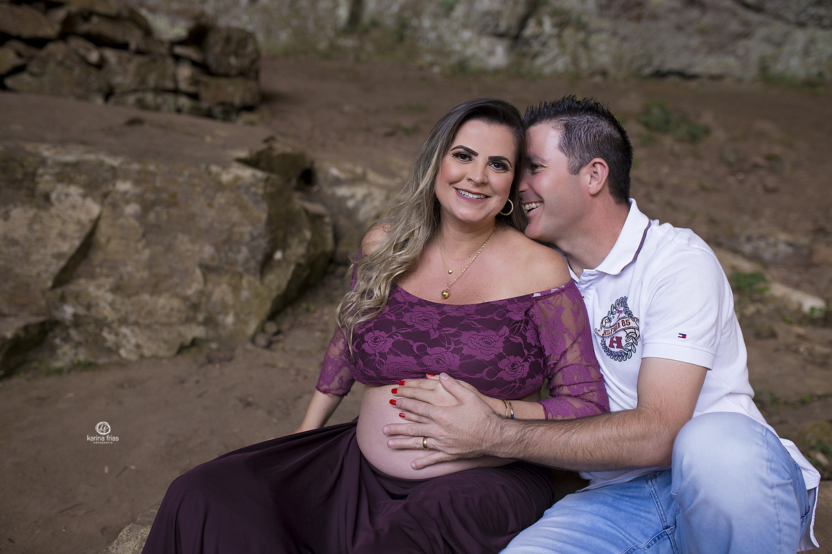 a modelo olha para a fotografa de gestante de caxias do sul, karina frias