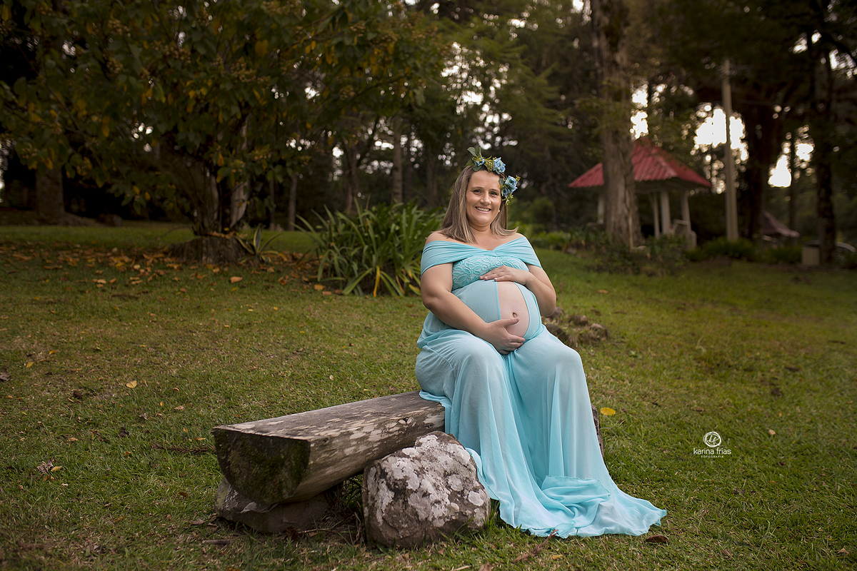 a gestante olha para a fotografa de caxias do sul, karina frias