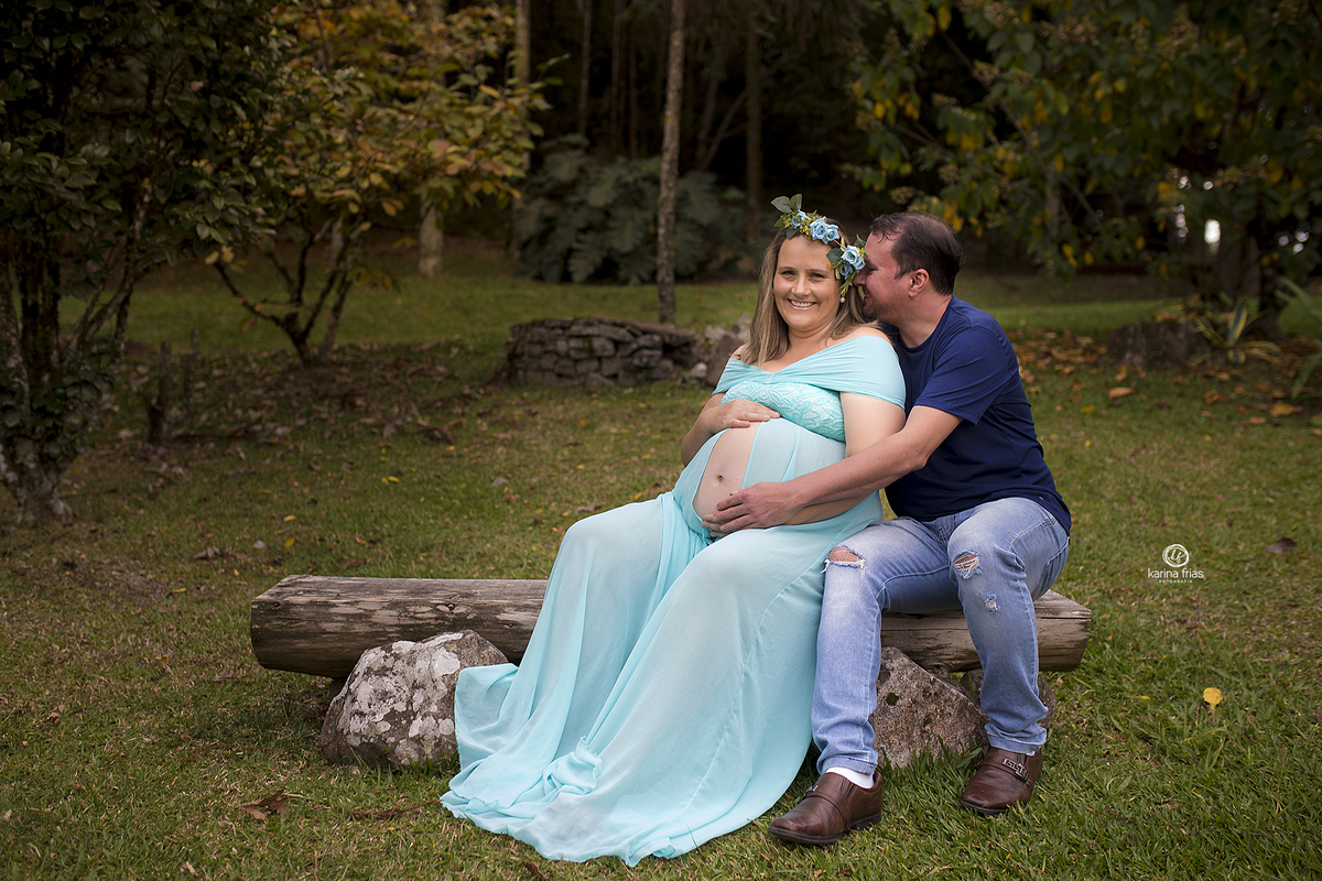 os pais sorriem durante ensaio de gestante