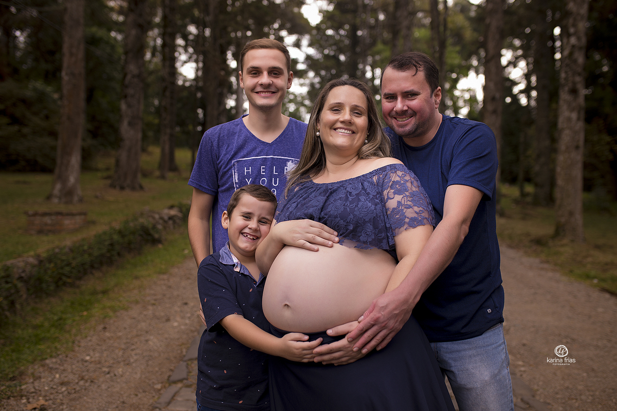a familia posa para a fotografa de gestante de caxias do sul, karina frias