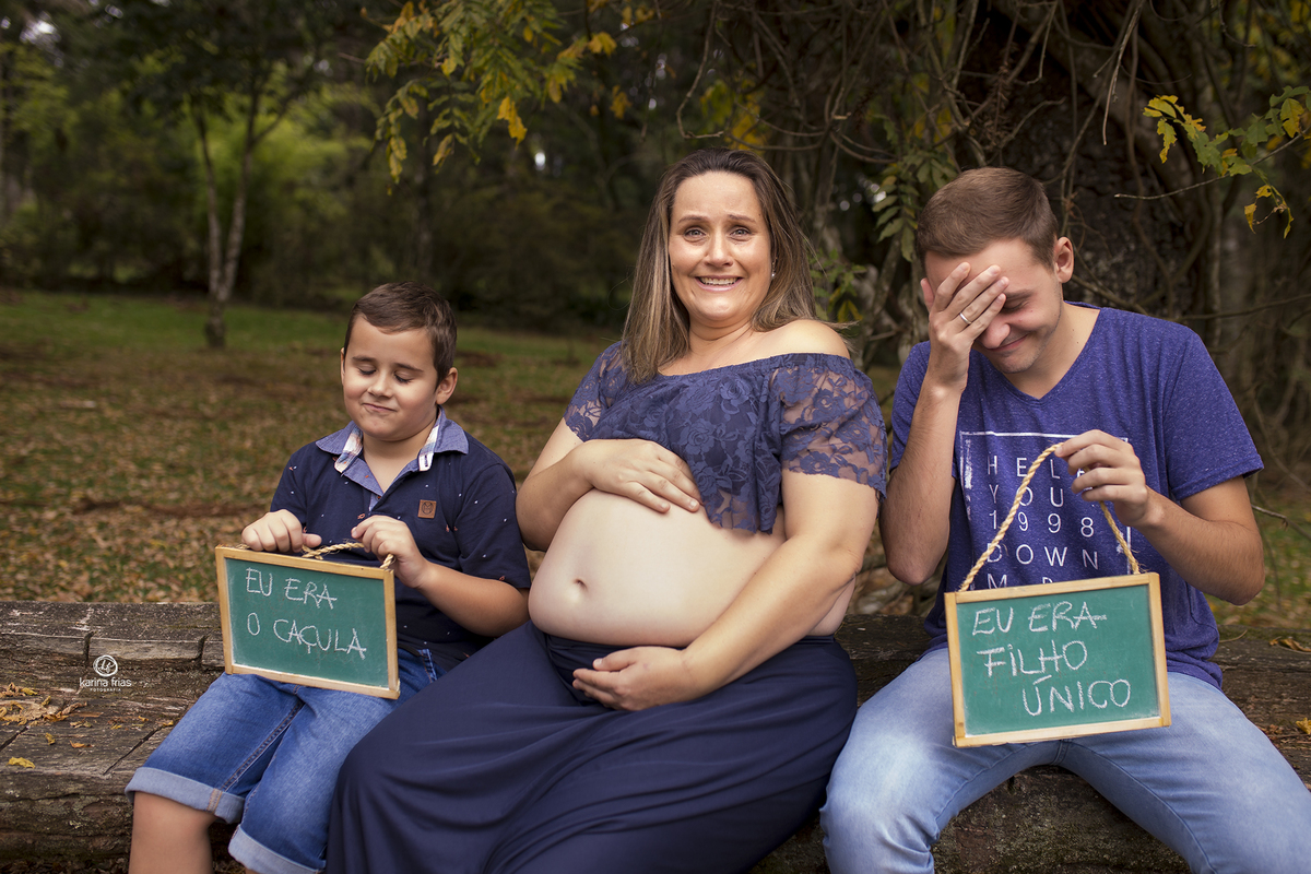 os irmaos se divertem durante ensaio de gestante externo