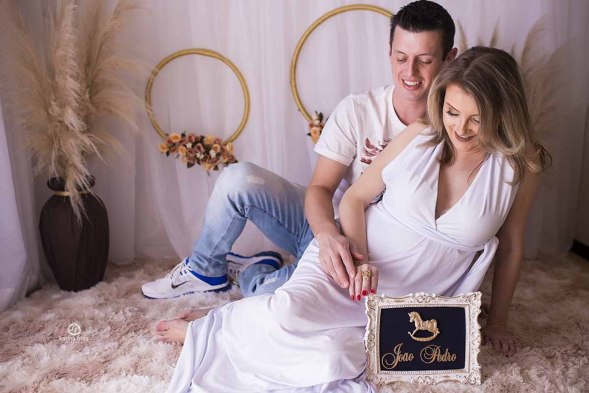 os pais seguram a placa com o nome do filho