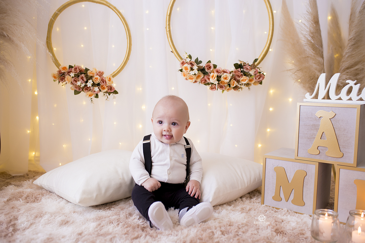 o bebe mostra a lingua durante ensaio