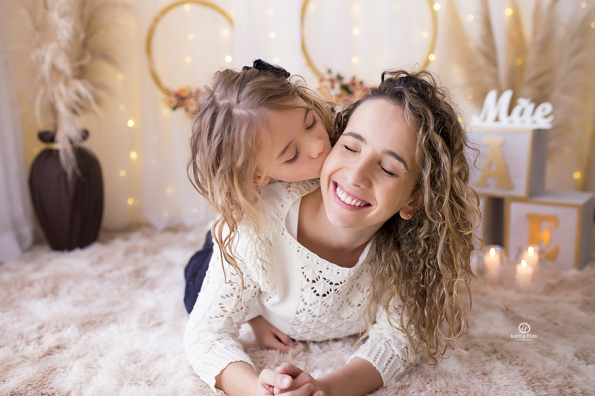 a filha beija a mae na sessão em estudio