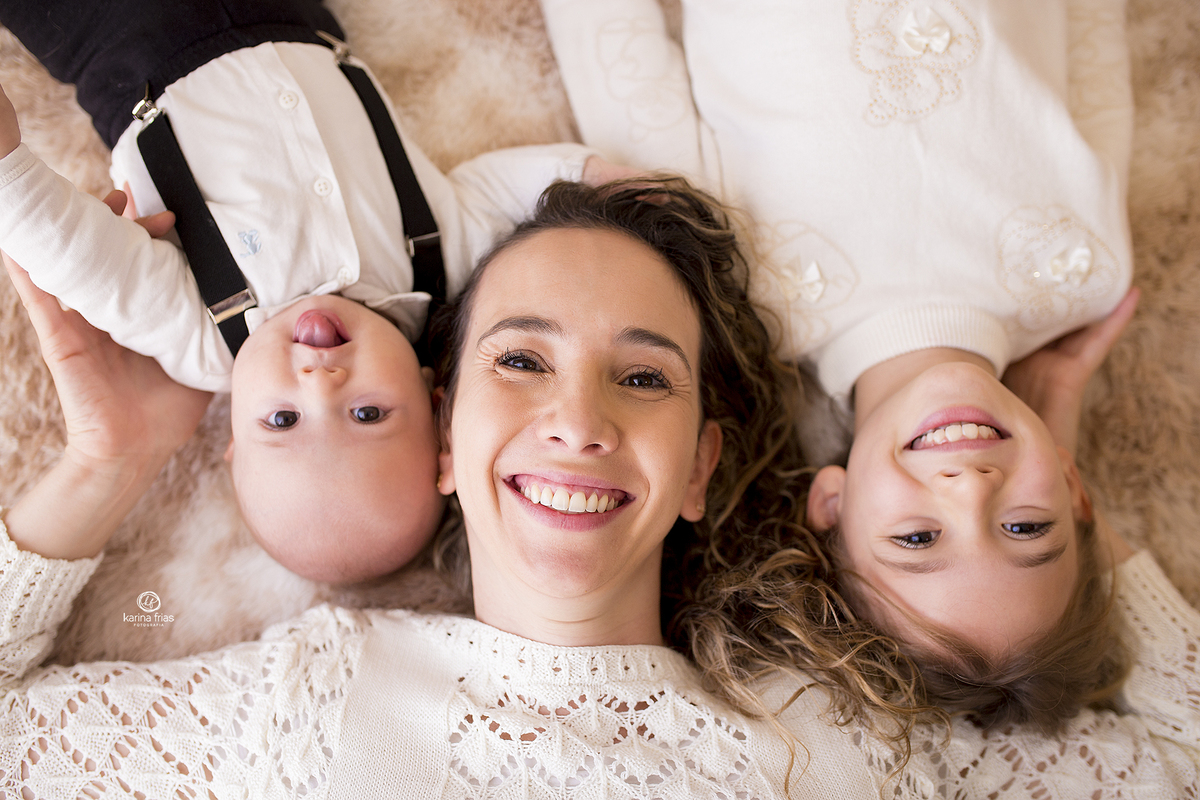 mae e filhos posam para a fotografa de familia de caxias do sul-rs