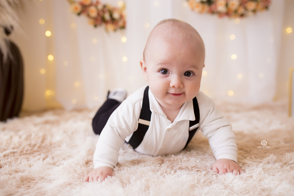o menino olha para a fotografa de bebes, karina frias