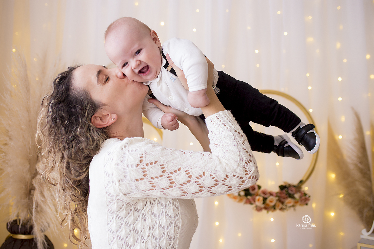 no ensaio infantil, a mae beija o bebe