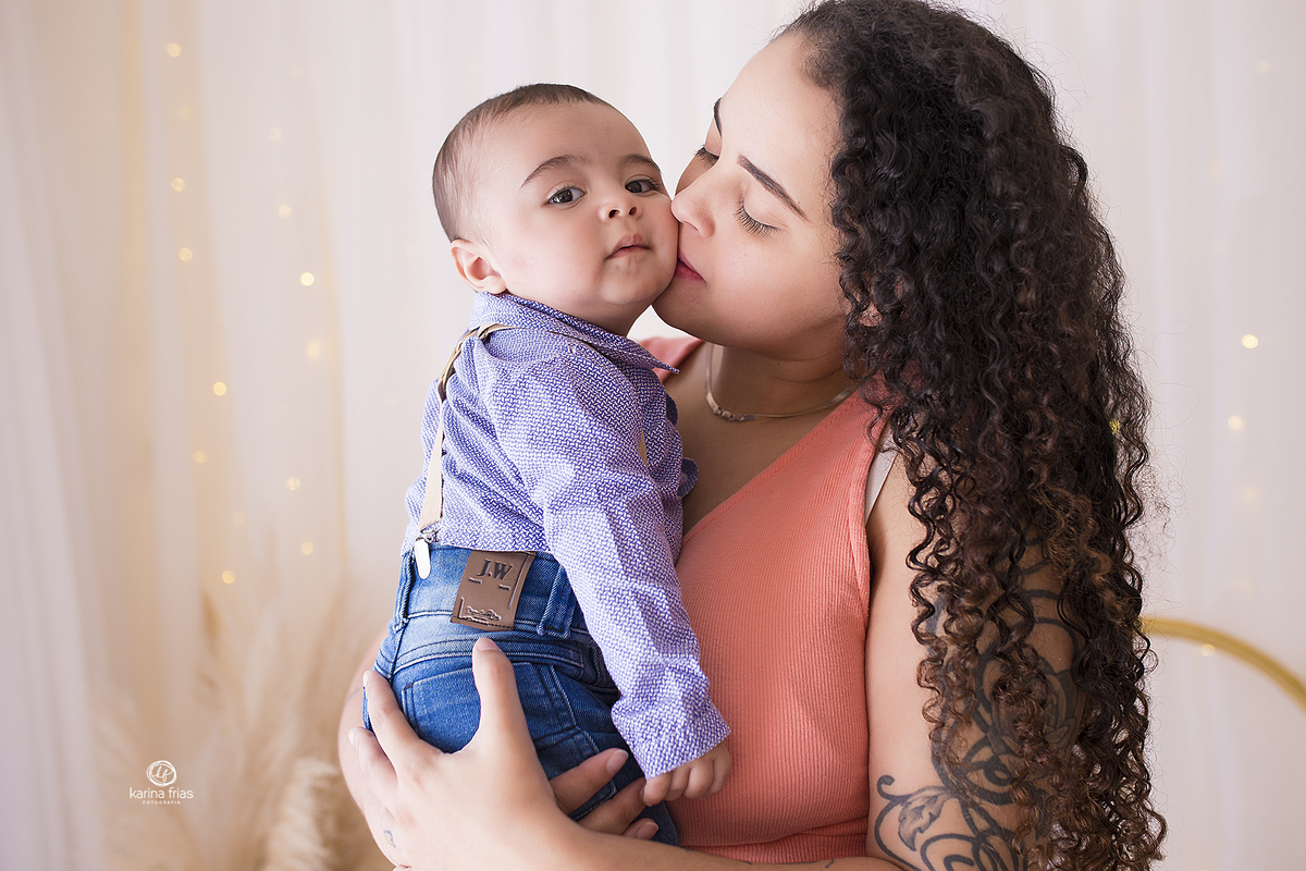 mae e filho tem um momento de ternura durante o ensaio