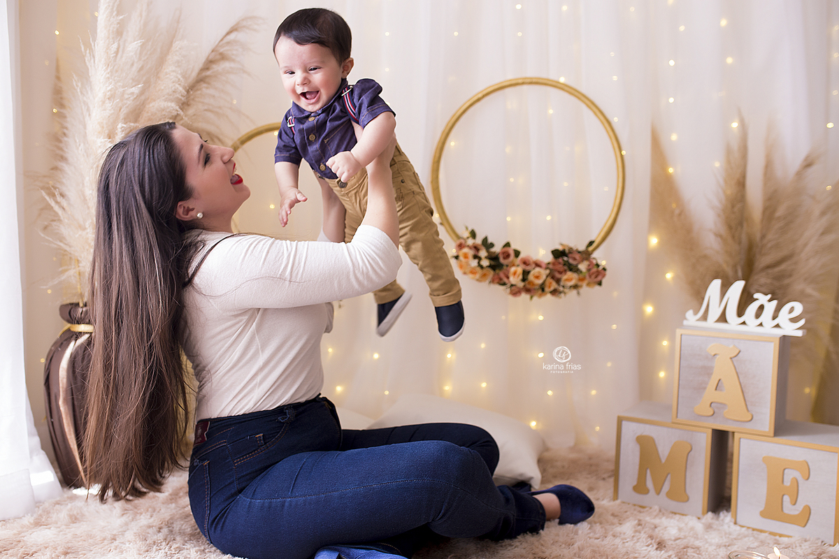 o menino sorri para a fotografa de bebes de caxias do sul, karina frias