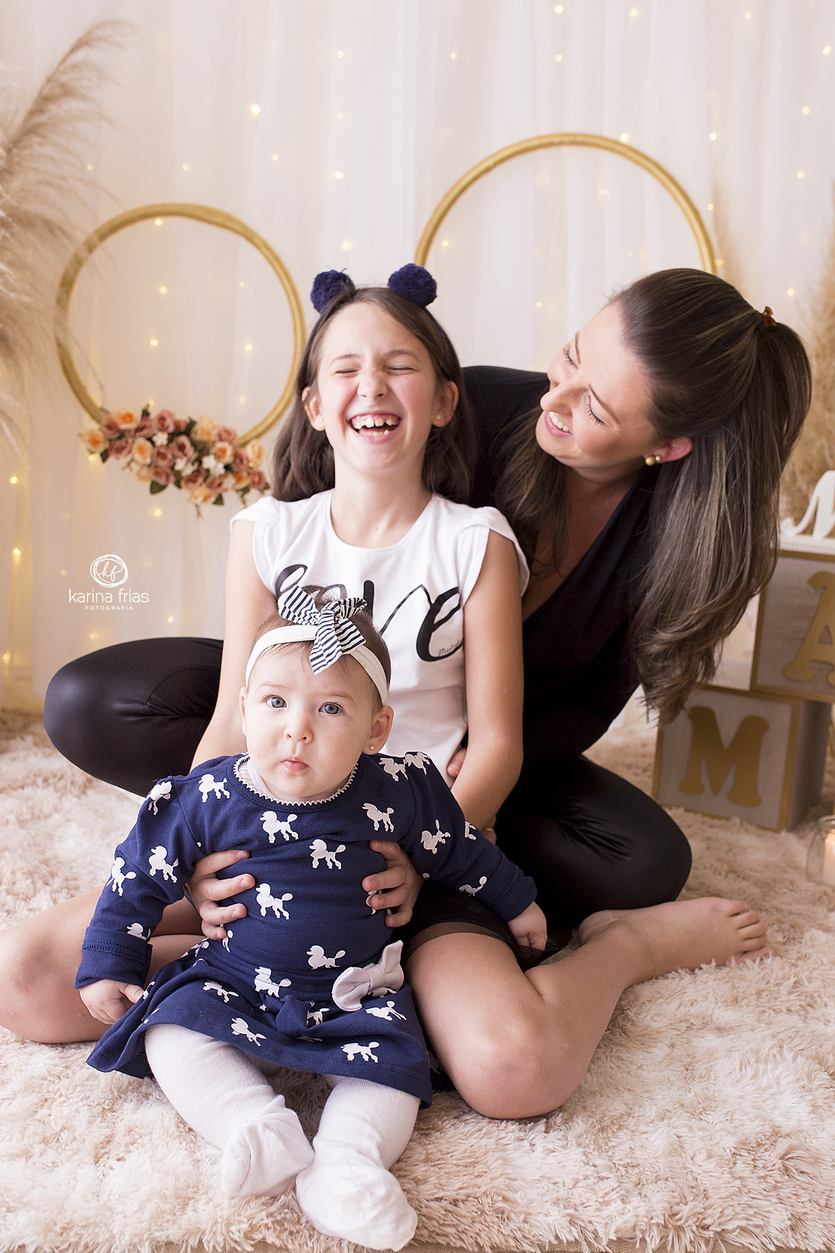 mae e filhas sorriem no ensaio de dia das maes