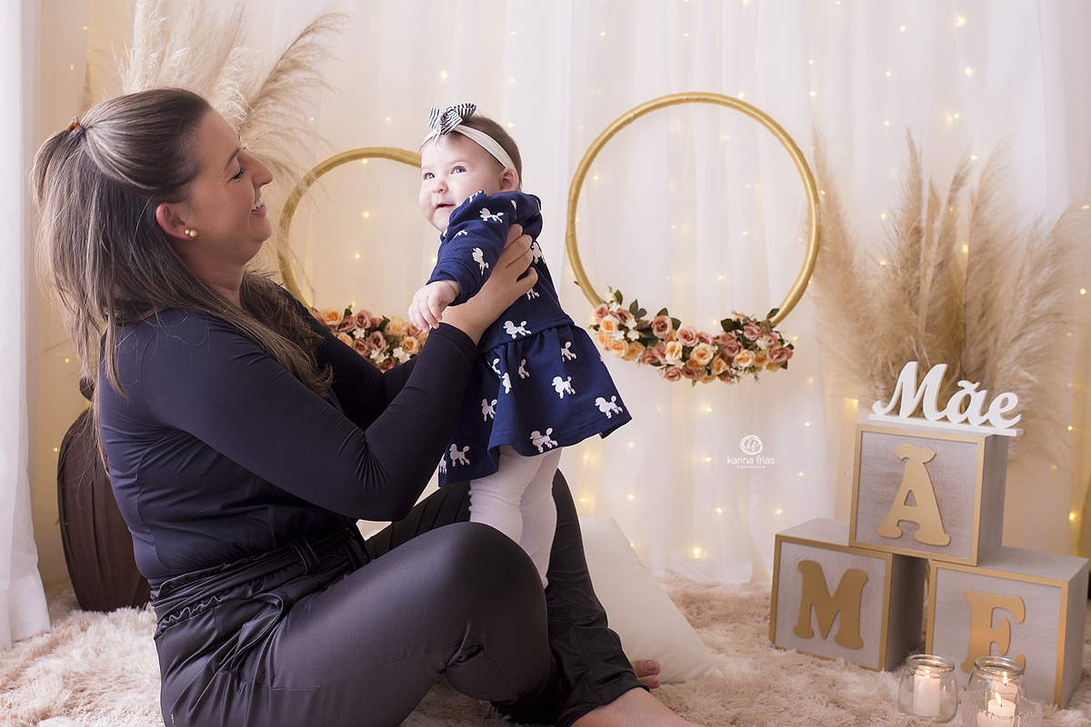 a mae brinca com a nene durante o ensaio