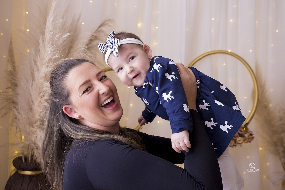 as modelos olham para a fotografa de bebes de caxias do sul, karina frias