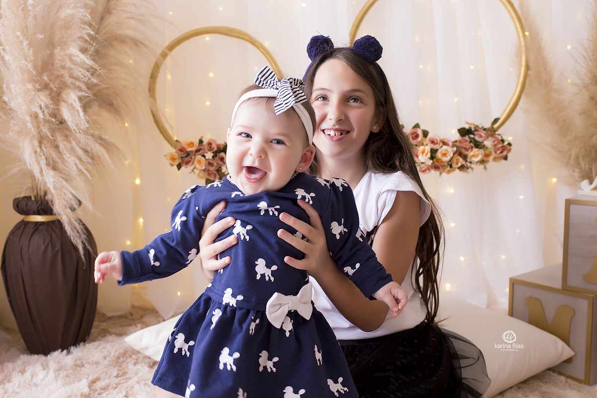 as irmas brincam durante ensaio fotografico