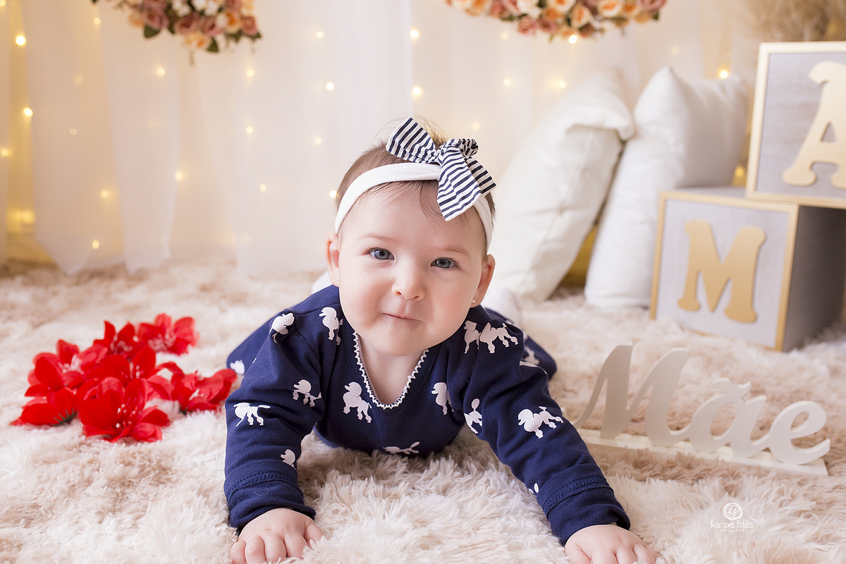 a bebe esta de brucos no cenario de dia das maes