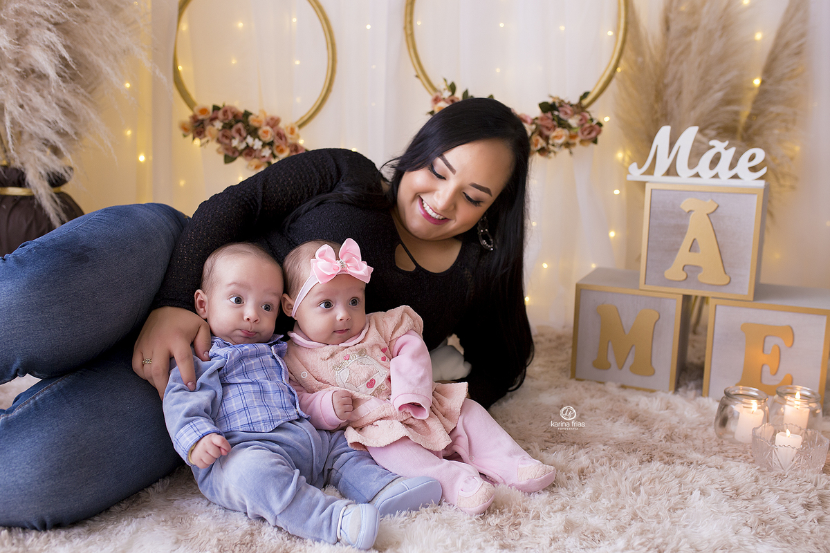 a mae segura os bebes para o ensaio de acompanhamento mensal
