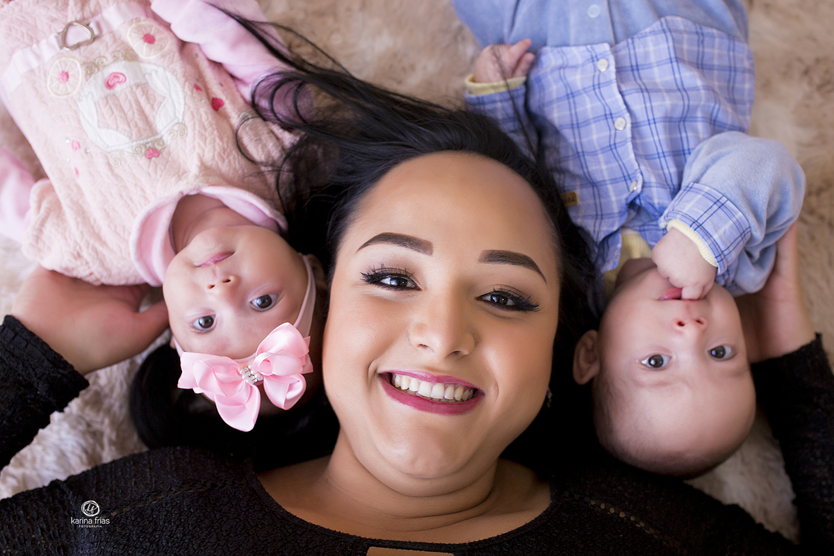os filhos ficam pertinho da mae durante ensaio