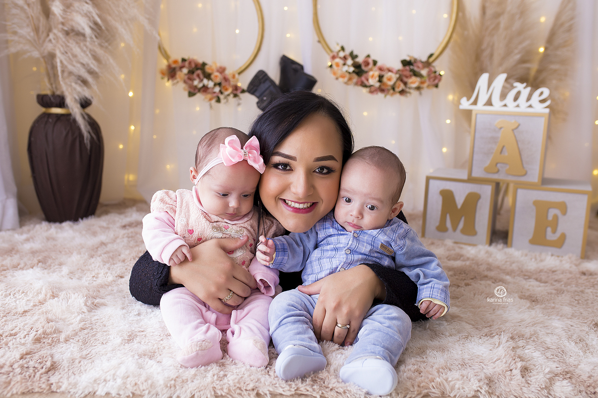 a mae olha para a fotografa de familia de caxias do sul, karina frias