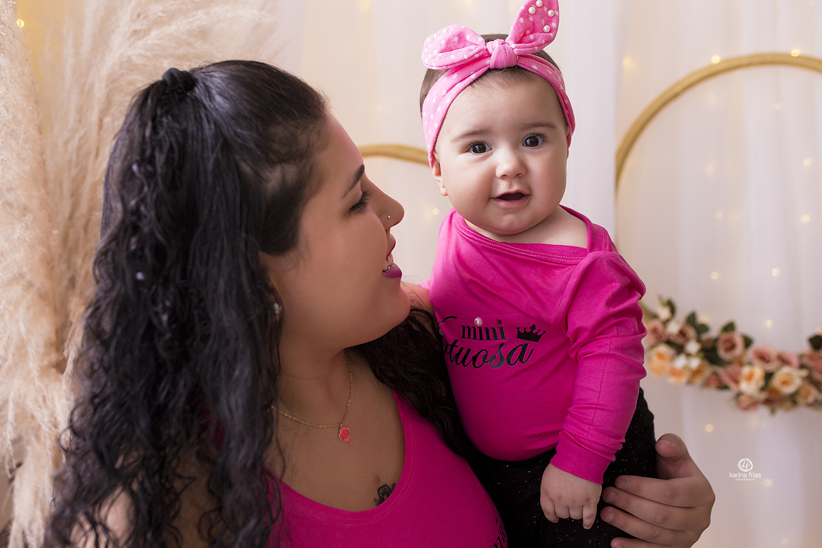 no ensaio mensal a menina sorri para a fotografa de bebes de caxias do sul