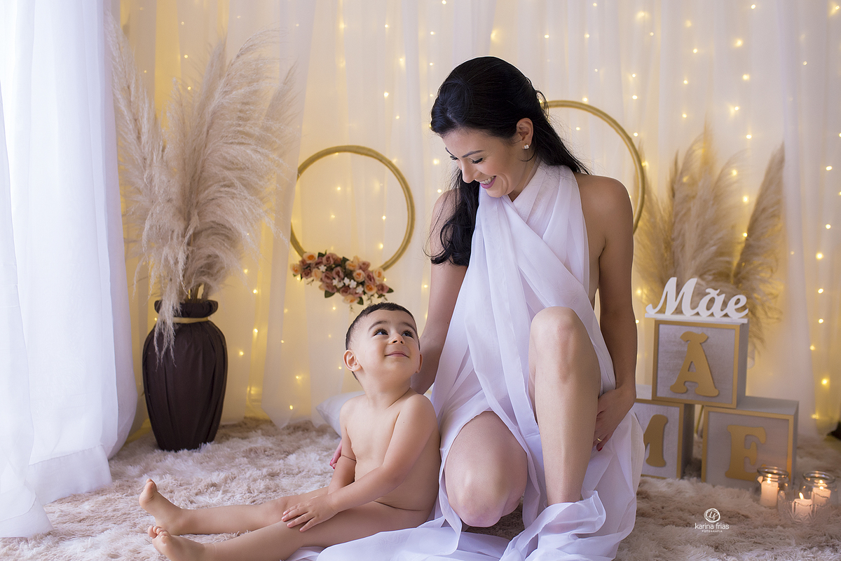 no ensaio de dia das maes, os modelos sorriem