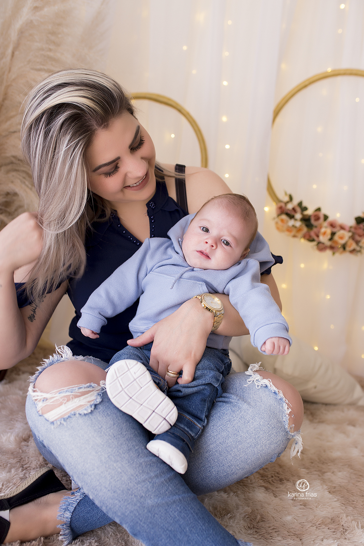 o bebe olha para as fotografa de familia de caxias do sul, karina frias
