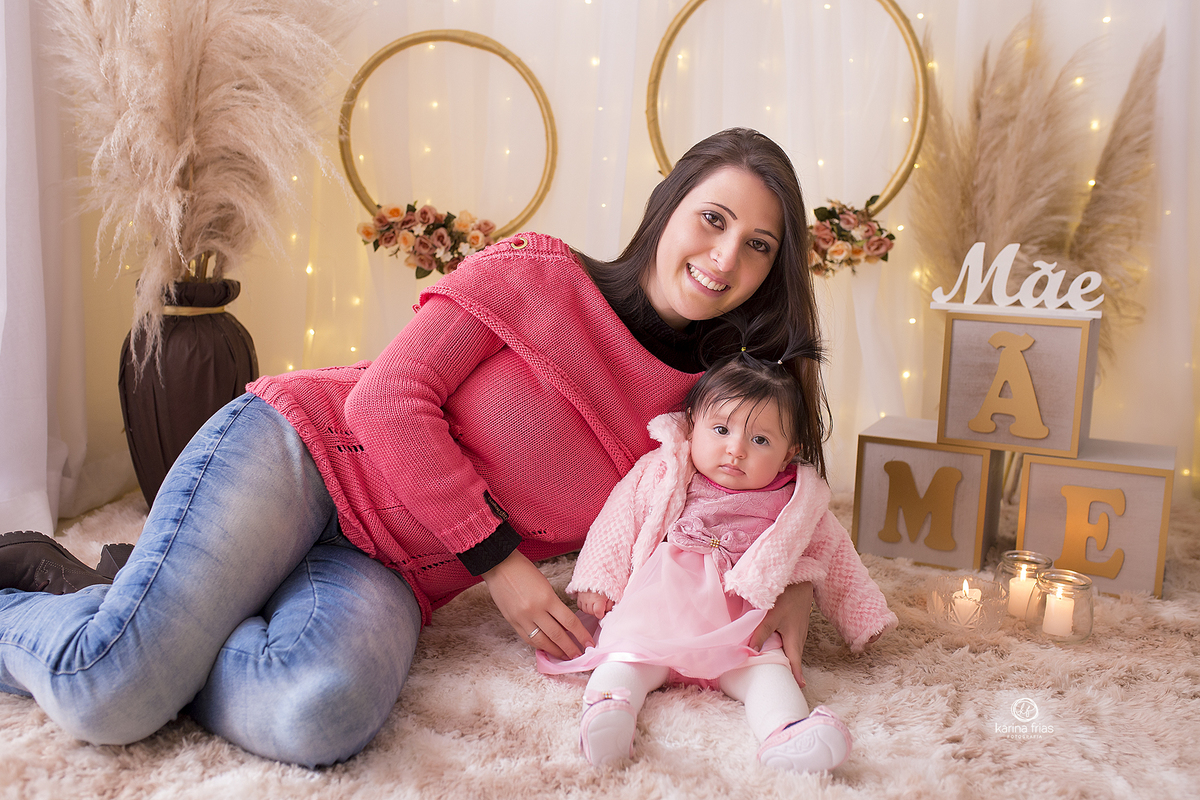 no ensaio de dia das mães, as modelos posam para a fotografa de bebes de caxias do sul, karina frias