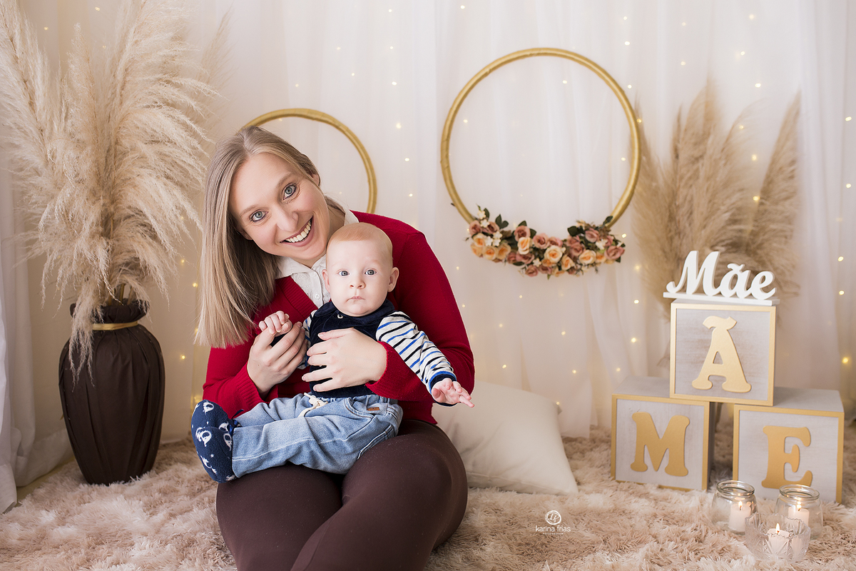 o filho esta no colo da mae para a sessão mensal