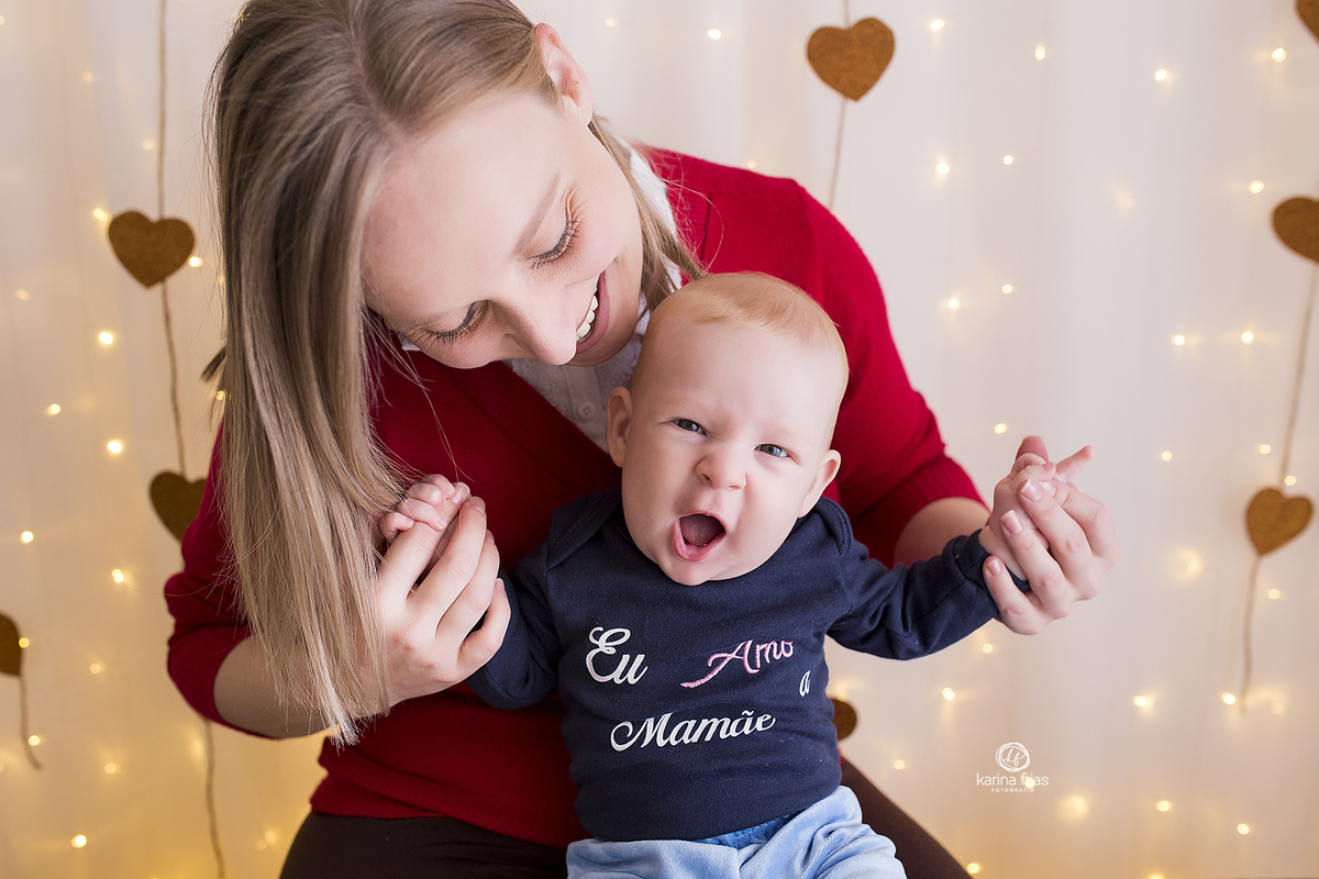 o menino sorri na sessão de dia das mães
