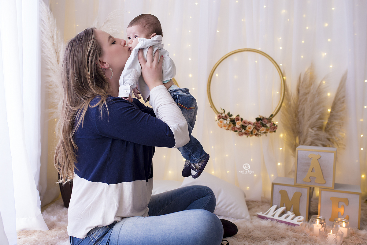 a mae brinca com o filho durante sessão infantil