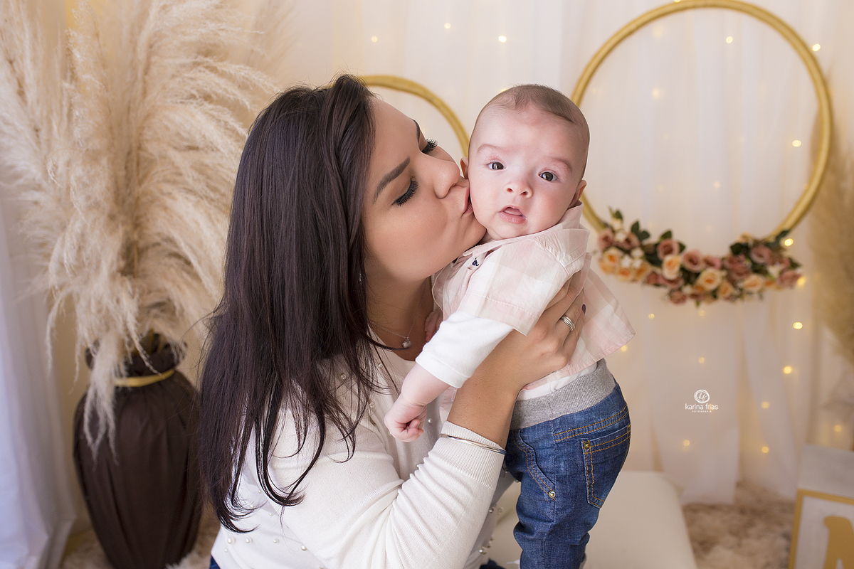 a mae beija o filho na sessão de fotos em caxias do sul