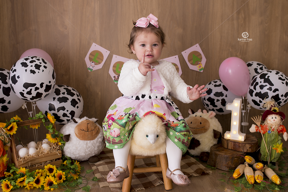 a menina mostra quantos anos irá fazer