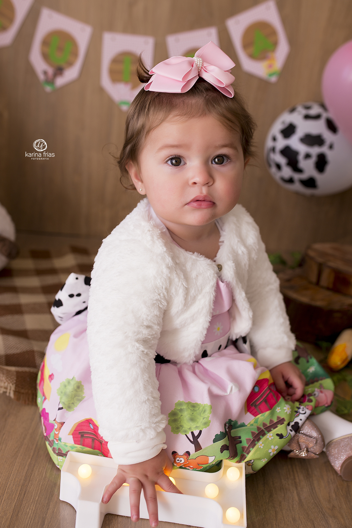 a menina olha para a camera durante ensaio smash