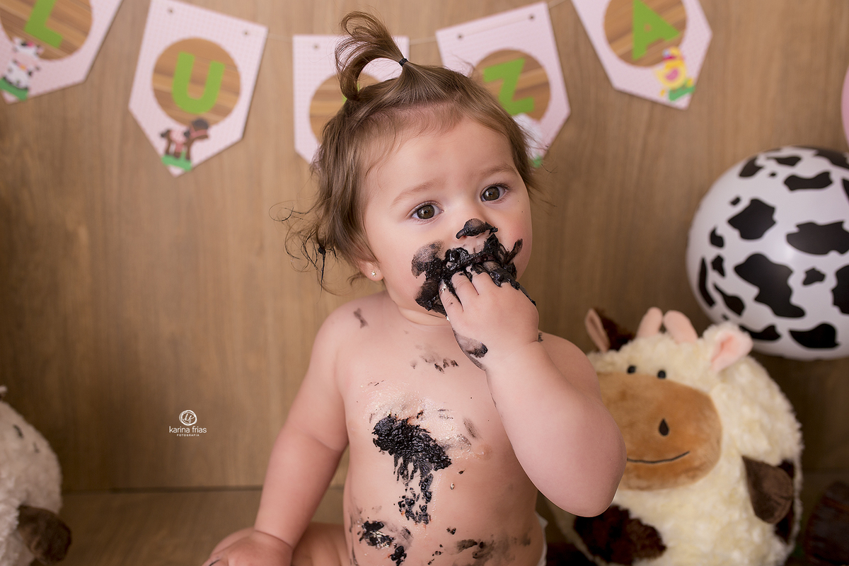 a menina se lambuza com o bolo
