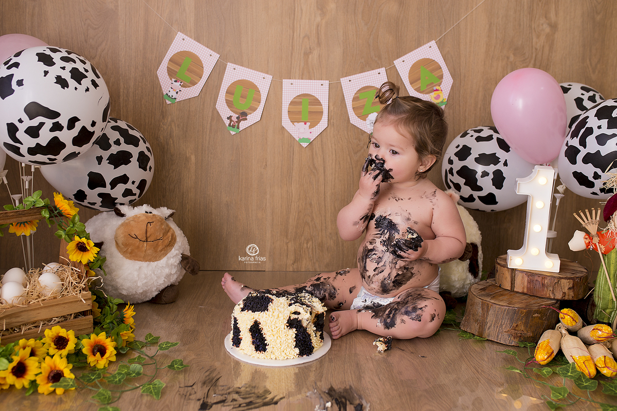 a menina come o bolo durante sessão de fotos