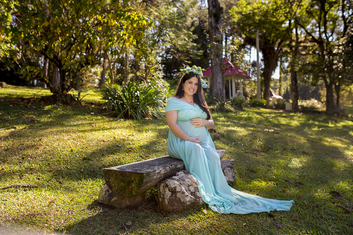 a gestante olha para a fotografa de caxias do sul, karina frias